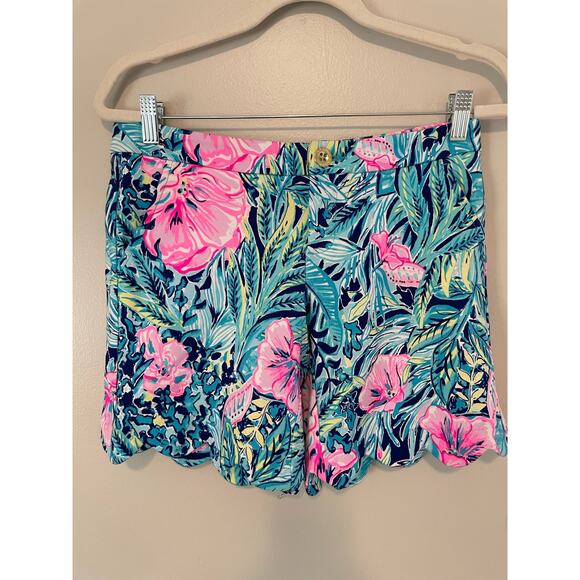 Lilly Pulitzer Size 2 Blue Floral Shorts Scalloped Hem Stretch - Picture 1 of 7